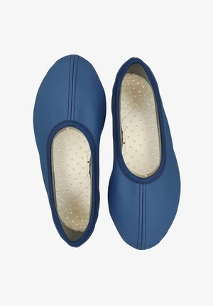 Ballerines en cuir bleu avec un bout arrondi, une surface texturée, et une semelle intérieure beige rembourrée comportant de petites perforations pour la ventilation.