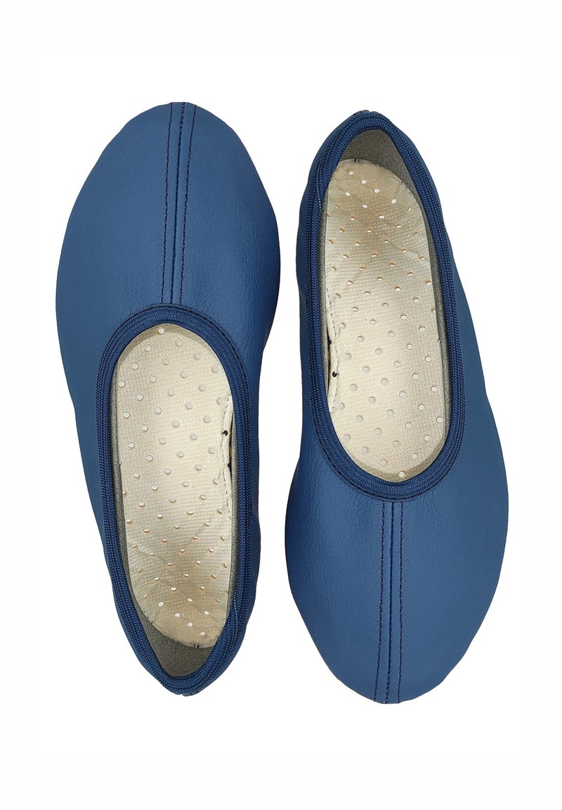 Blaue Leder-Ballettschuhe mit abgerundeter Spitze, strukturiertem Obermaterial und gepolstertem beigen Fußbett mit kleinen Belüftungsöffnungen.