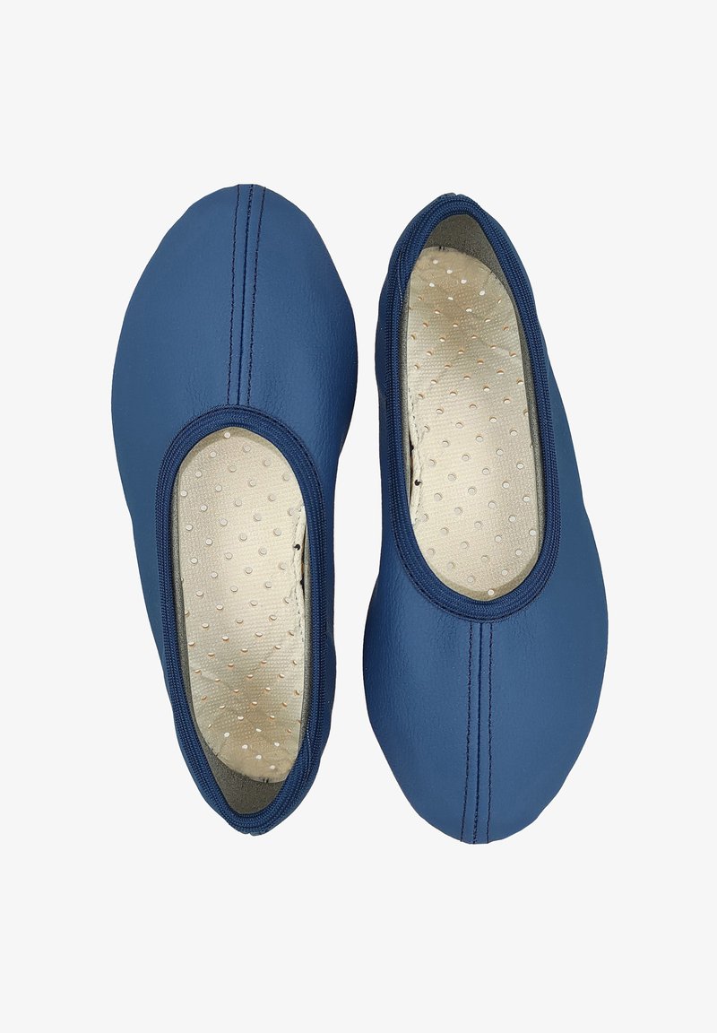 Blaue Leder-Ballettschuhe mit abgerundeter Spitze, strukturiertem Obermaterial und gepolstertem beigen Fußbett mit kleinen Belüftungsöffnungen.