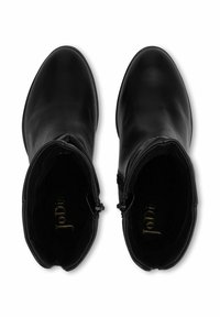 Crne kožne gležnjače glatke teksture, šiljati vrhovi, bočni patentni zatvarači i zlatni logo unutra.