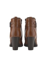 Hnědé kožené kotníkové boty s robustním podpatkem. Mezi prvky patří nastavitelný pásek s přezkou a texturované detaily po stranách.