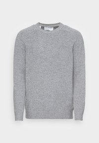 Grå strikket genser med rund hals, ribbestrikkede mansjetter og kant. Glatt tekstur og et enkelt, klassisk design med sidelommer.
