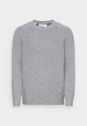 Grå strikket genser med rund hals, ribbestrikkede mansjetter og kant. Glatt tekstur og et enkelt, klassisk design med sidelommer.