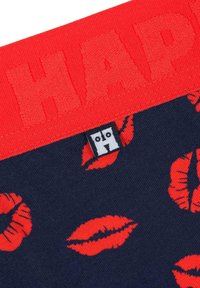 Ναυτικά κοντά σορτς από βαμβάκι με έντονη κόκκινη ελαστική μέση, που φέρει λογότυπο "HAP" και επαναλαμβανόμενο κόκκινο σχέδιο φιλιού. Περιλαμβάνει διακριτική ετικέτα της μάρκας.