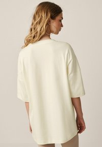 Next OVERSIZED LONGLINE - REGULAR FIT - Marškinėliai su spaudiniu - ecru white