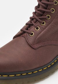 Dr. Martens Kotníkové boty na platformě - dark red