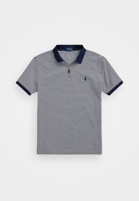 Pruhované polo tričko námořnické modré a bílé barvy s krátkými rukávy, límečkem a malým emblémem na hrudi. Obsahuje zapínání na knoflíky.