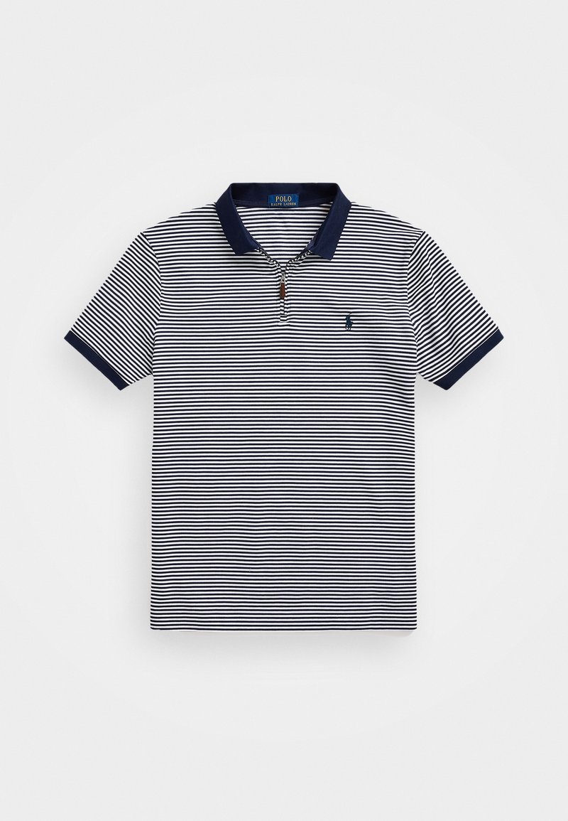 Pruhované polo tričko námořnické modré a bílé barvy s krátkými rukávy, límečkem a malým emblémem na hrudi. Obsahuje zapínání na knoflíky.
