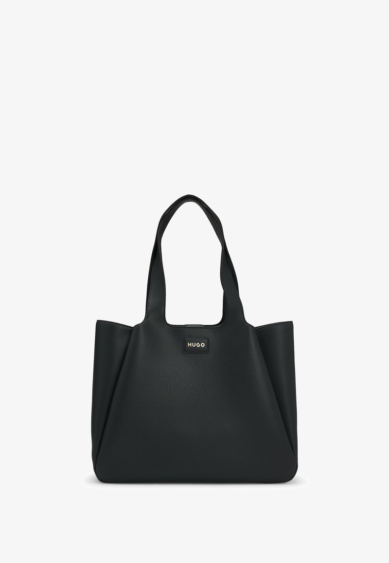 Sort stoflædertaske med en struktureret overflade. Har to aflange håndtag og en central logo-plade. Brede, vinkelformede sider for rummelighed.