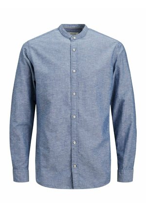 Langærmet lyseblå chambray-skjorte med ståkrave og hvide knapper foran, vist på hvid baggrund.