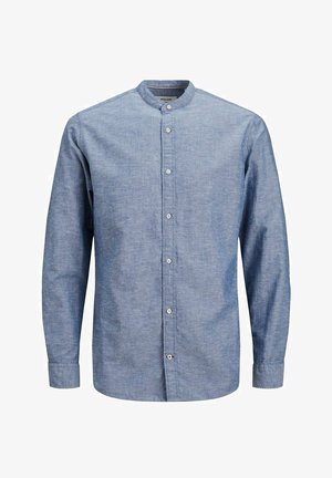 Chemise chambray bleu clair à manches longues avec un col officier et des boutons blancs sur le devant, présentée sur fond blanc.