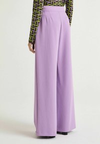 Pantaloni a gamba larga in tessuto viola chiaro, caratterizzati da una texture liscia e un design a vita alta. Tasche posteriori visibili.