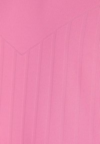 Rosa plissierter Stoff mit vertikalen Streifen, einer strukturierten Oberfläche und einem dreieckigen Muster am oberen Rand. Glattes und leichtes Material.