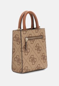 Bolso marrón con estampado y diseño estructurado, que cuenta con un bolsillo frontal con cremallera y dos asas de cuero. Material de lienzo texturizado.