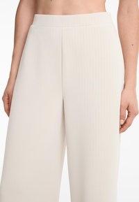OYSHO SOFT TOUCH STRAIGHT-LEG STRIPED - Pantalon classique - sand