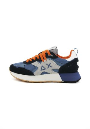 Sneaker multicolore con un mix di materiali in mesh e suede. Blu, grigio e nero con lacci arancioni e dettagli bianchi. Suola in gomma spessa.