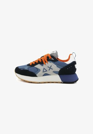 Wielokolorowe sneakersy wykonane z połączenia siateczki i zamszu. Niebieskie, szare i czarne z pomarańczowymi sznurowadłami i białymi akcentami. Gruba gumowa podeszwa.