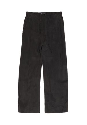 Zwarte, losse broek gemaakt van zachte stof, met een verstelbare tailleband, twee voorplooien en zonder zichtbare sluitingen of patronen.