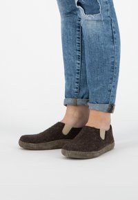 Travelin IN-HOME - Pantoffels - brown