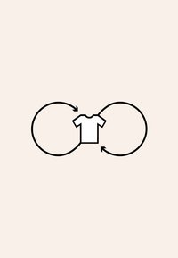 Rappresentazione grafica di una t-shirt bianca tra due frecce circolari, che simboleggiano il riciclo o il riutilizzo, su uno sfondo beige chiaro.