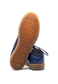 Navyblaue Lederschuhe mit Wildlederelementen, runde Zehen und Gummisohlen. Enthält eine gemusterte Außensohle und ein Logo auf der Rückseite.