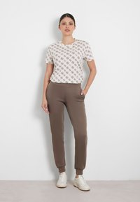 Guess 4G LOGO ALL OVER - T-shirt imprimé - hellbraun