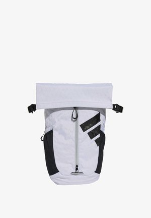 Rugzak met een witte diamantpatroon stof en een zwart accentgebied. Voorzien van een rol-top sluiting en een voorvak met rits.