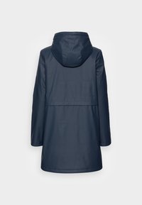 Marinblått vattentätt ytterplagg med huva, som har en rak passform, långa ärmar och en baktill ventil för luftflöde. Slät, matt textur.
