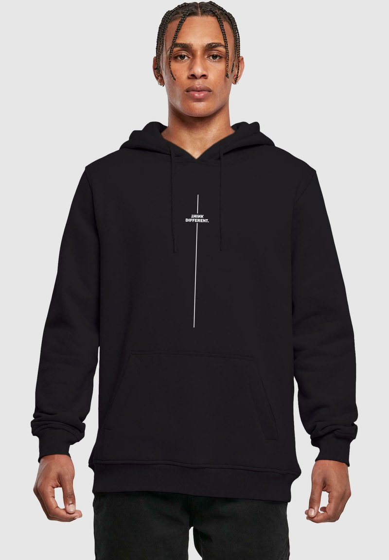 Sort hoodie lavet af blødt stof med en lomme foran og hætte med snoretræk. Hvid tekst "think different" trykt lodret på brystet.