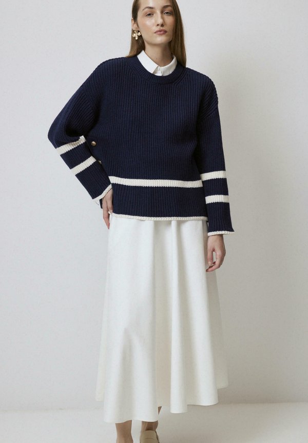 FEATURING BUTTONS - Strickpullover