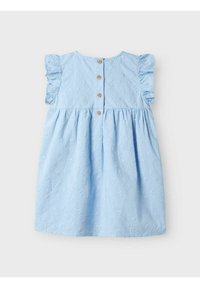Vestido azul claro con mangas cortas con volantes, que presenta un patrón floral texturizado y cinco botones de madera en la parte posterior.
