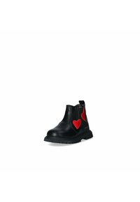 Stivaletto in pelle nera con due accenti a forma di cuore rossi, pannelli elastici laterali e suola nera robusta. Design compatto e resistente.