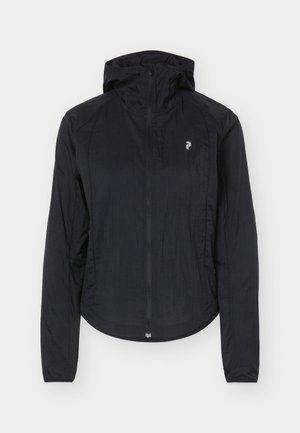 Lekka czarna kurtka z kapturem, pełnym zamkiem błyskawicznym z przodu i małym białym logo na lewej piersi.