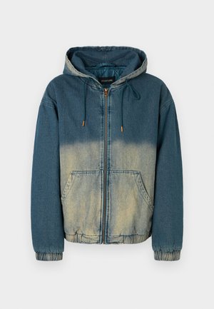 Farmerkabát sötétkéktől világoskékig terjedő átmenetes színnel, kapucnival, gumis mandzsettákkal és két első zsebbel. Cipzáras záródás.