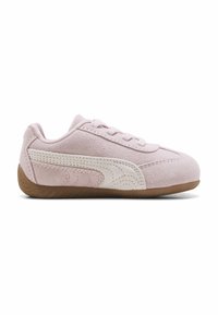 Zapatillas de ante rosa claro con acentos de cuero blanco, panel lateral texturizado, frente con cordones y suela de goma marrón. Diseño de punta redonda.