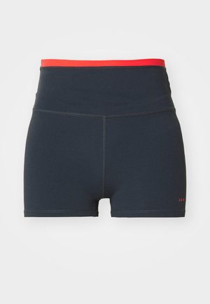 Shorts de sport bleu marine avec une taille haute, dotés d'une bande supérieure rouge contrastante et de détails de couture visibles.
