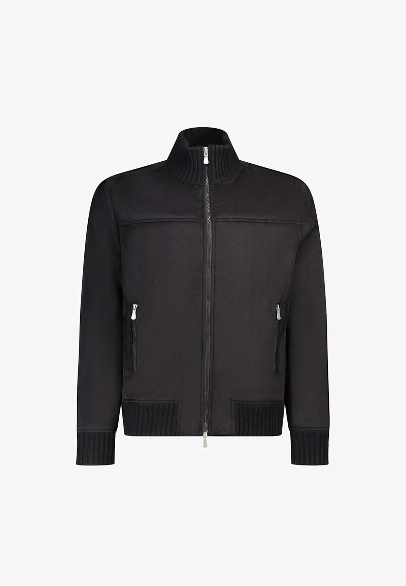 Veste noire zippée avec un col haut à côtes, des poches zippées sur les côtés et des poignets à côtes. Présente une texture de tissu lisse et un design minimaliste.
