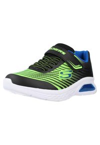 Zwarte en neon groene sportieve schoen met een bovenwerk van mesh, verstelbare band, witte zool en blauwe accenten. Heeft een gridpatroon op het bovenwerk.