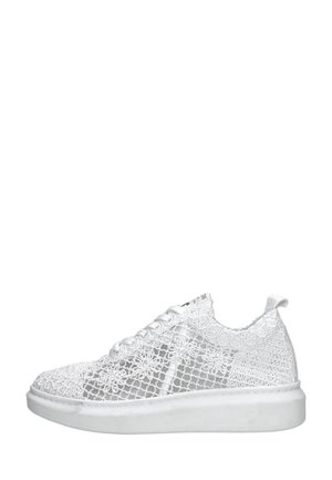 Baskets blanches en dentelle avec une tige en maille, arborant des motifs floraux et une semelle en caoutchouc blanche. Elles sont dotées de lacets et d'une languette au talon.