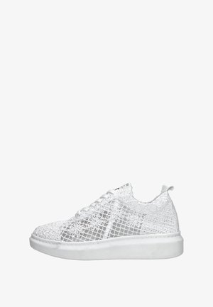 Weiße Spitzensneaker mit einem Mesh-Obermaterial, das mit floralen Mustern verziert ist, und einer weißen Gummisohle. Mit dabei sind Schnürsenkel und eine Zuglasche an der Ferse.