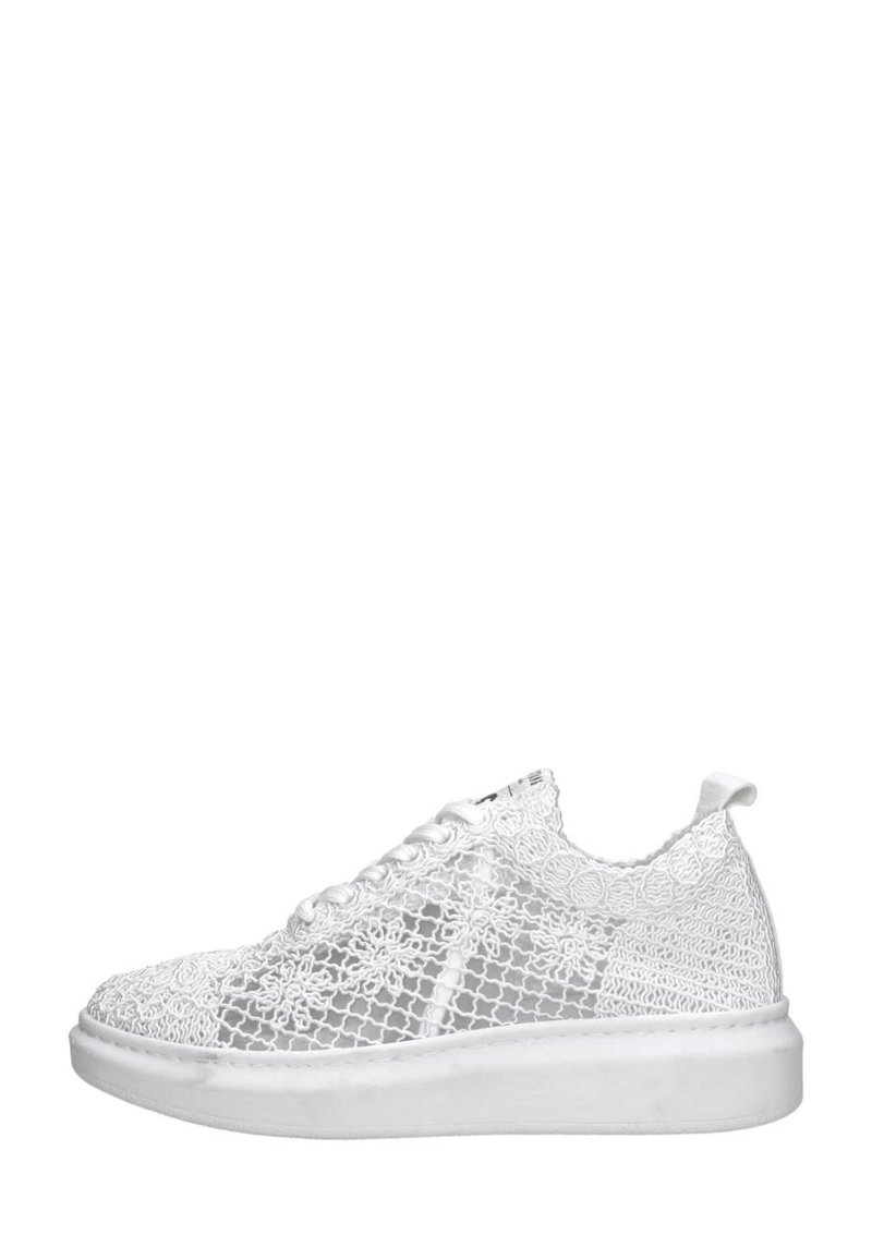 Baskets blanches en dentelle avec une tige en maille, arborant des motifs floraux et une semelle en caoutchouc blanche. Elles sont dotées de lacets et d'une languette au talon.