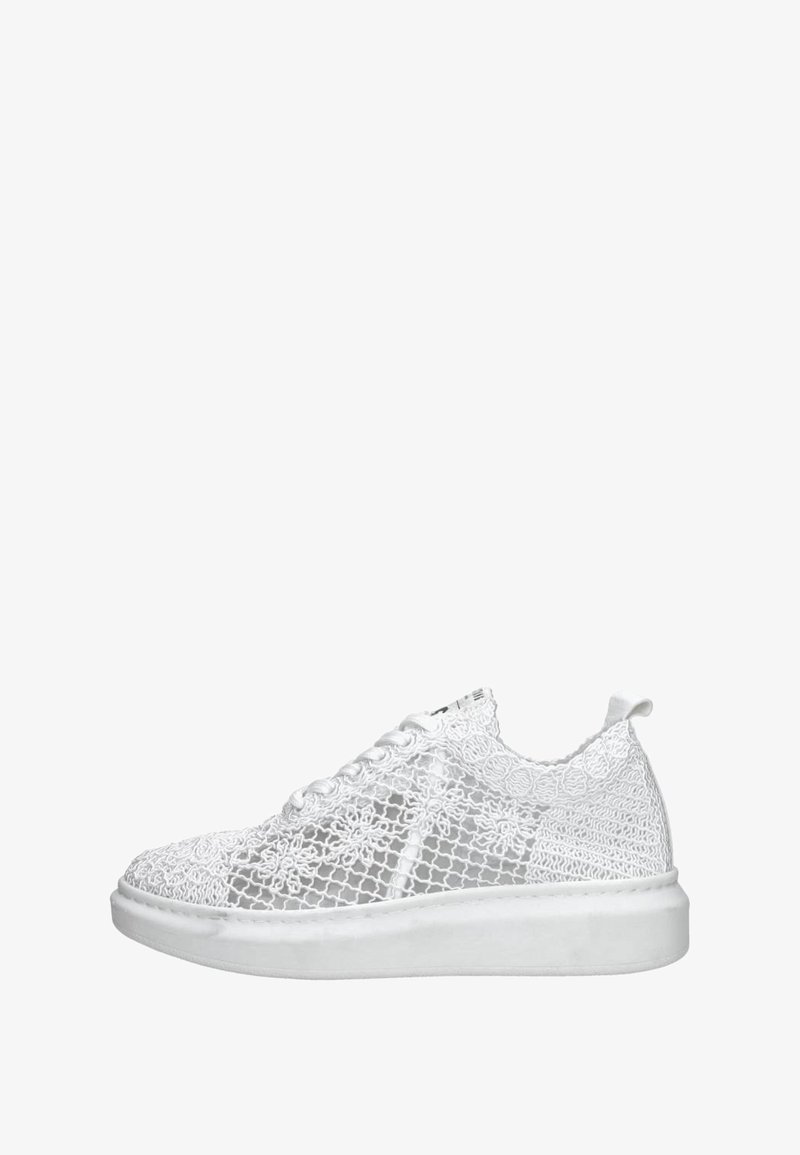 Weiße Spitzensneaker mit einem Mesh-Obermaterial, das mit floralen Mustern verziert ist, und einer weißen Gummisohle. Mit dabei sind Schnürsenkel und eine Zuglasche an der Ferse.