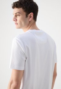 BOSS TEE - Apdrukāts T-krekls - white
