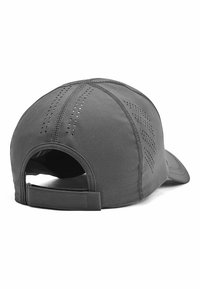 Grå baseballcap med perforeret design, tekstureret stof, justerbar rem bagpå og en buet skygge.