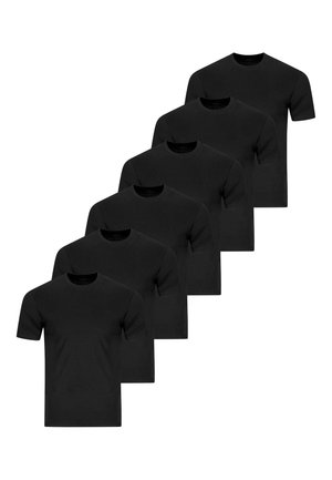 Sei T-shirt nere a maniche corte con scollo rotondo, disposte in pila verticale sfalsata su uno sfondo bianco.