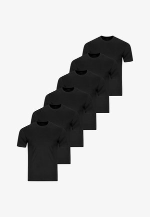 Sechs schwarze T-Shirts mit kurzen Ärmeln und Rundhalsausschnitt, in einem versetzten vertikalen Stapel auf weißem Hintergrund angeordnet.
