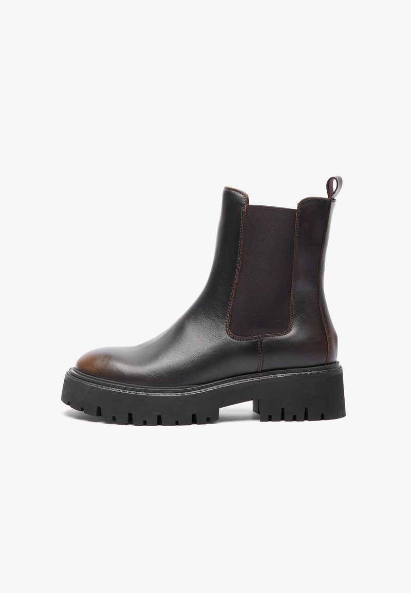 Botas de tobillo de cuero marrón con paneles laterales elásticos, suela de goma negra gruesa, punta redondeada, costura en contraste y tirador en la parte posterior.