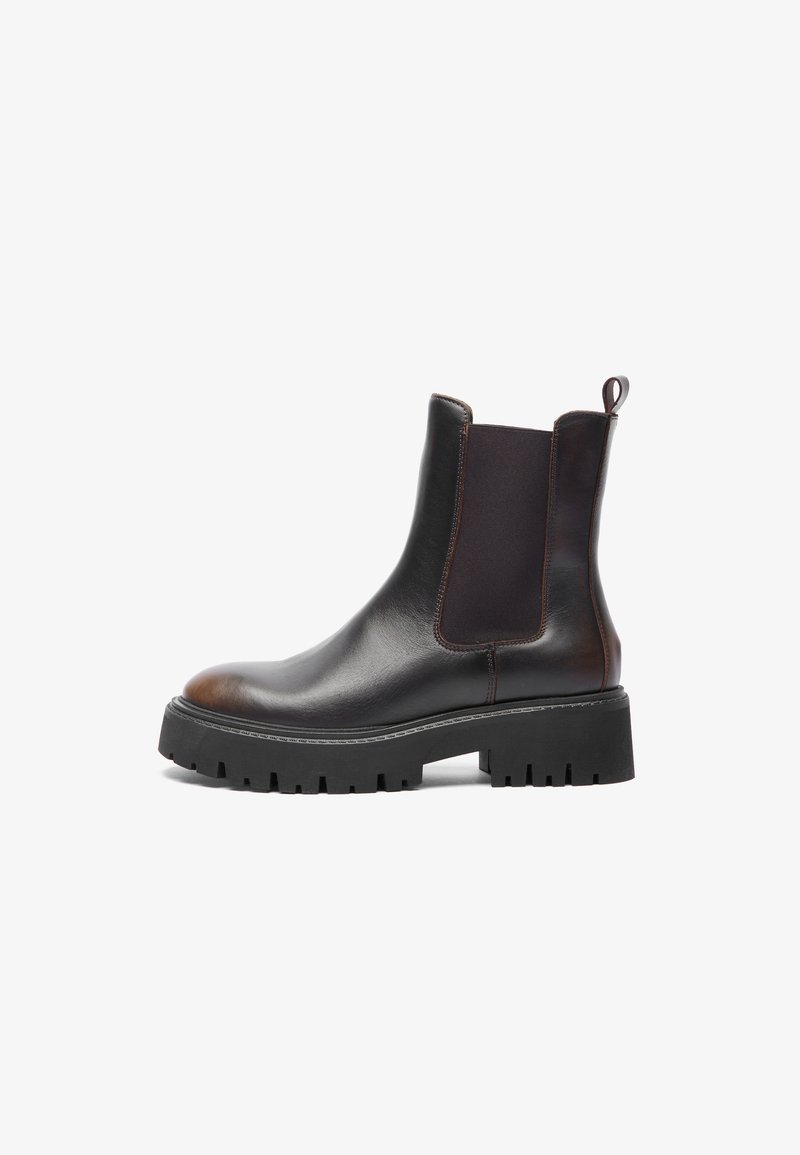 Pruunid nahast ankle boots elastsete külgpanelidega, jäme must kummitald, ümar varvas, kontrastsete õmblustega ja tõmbelint tagaküljel.