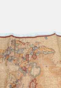 Tessuto a mappa del mondo con uno sfondo beige, caratterizzato da tonalità terrose attenuate per i continenti, testo nero per i nomi e un bordo cucito marrone.