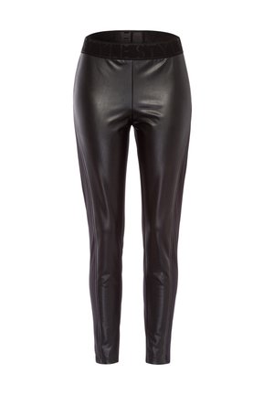 Zwarte legging van imitatieleer met een brede, gestructureerde zwarte tailleband. Strak model met verticale stikseldetails langs de zijkanten.